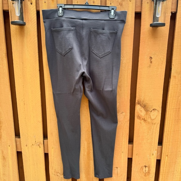 STYLE & CO. Skinny, Stretchy Pants. Comfortable. Size L. 2- Back pockets. - Picture 2 of 8